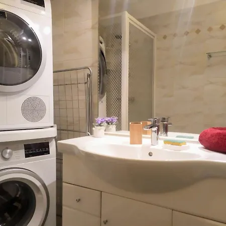 Wehost Barety - Blooming Balcony Retreat - 3-4prs 아파트 니스