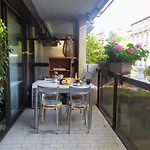 Apartamento Wehost Barety - Blooming Balcony Retreat - 3-4prs