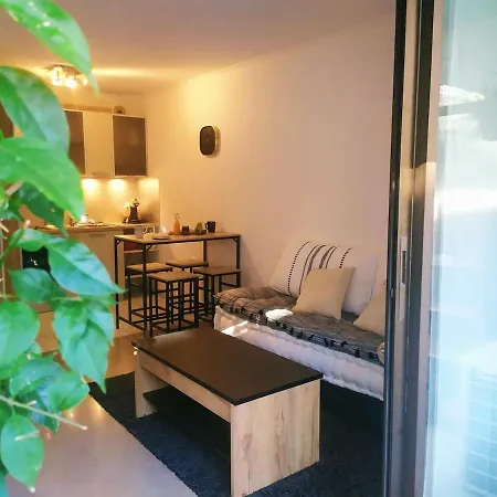 Wehost Barety - Blooming Balcony Retreat - 3-4prs Appartement