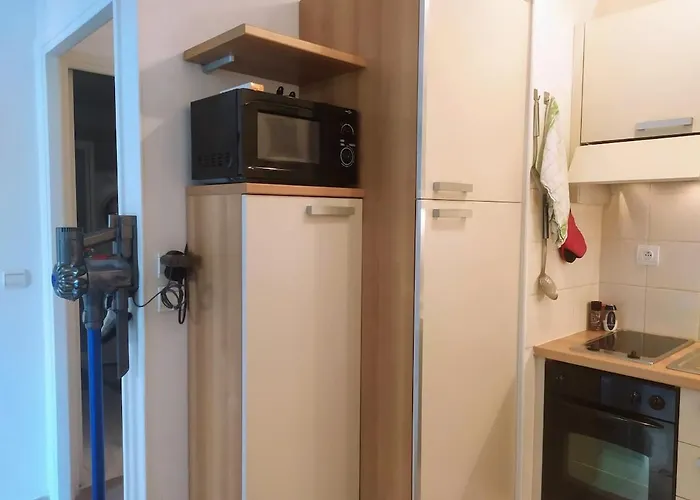 Wehost Barety - Blooming Balcony Retreat - 3-4prs Νίκαια