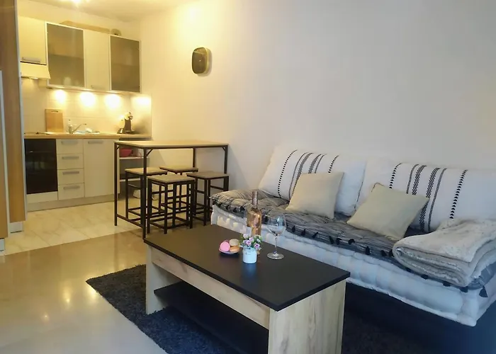 Wehost Barety - Blooming Balcony Retreat - 3-4prs Apartament *