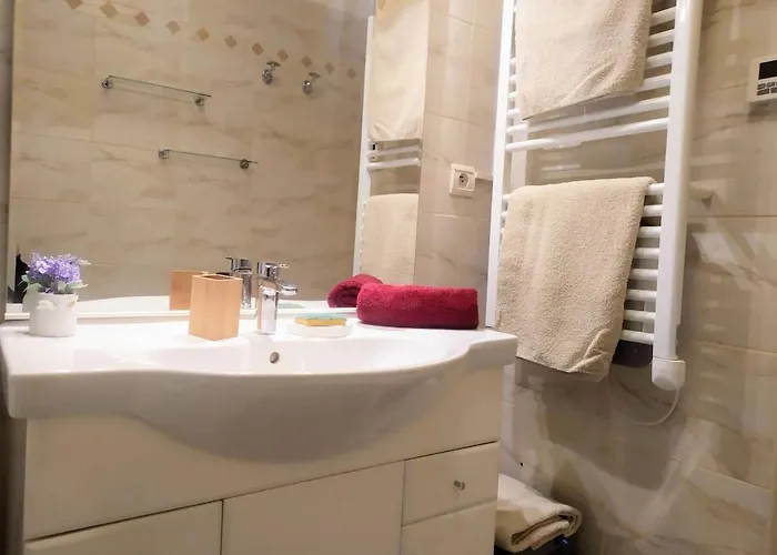 Wehost Barety - Blooming Balcony Retreat - 3-4prs Appartement