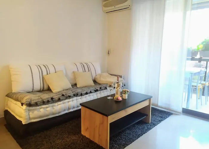 דירה Wehost Barety - Blooming Balcony Retreat - 3-4prs ניס