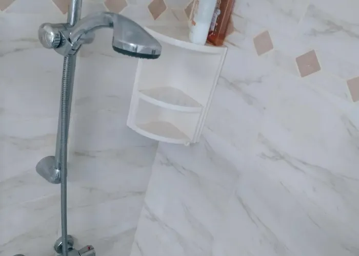 Wehost Barety - Blooming Balcony Retreat - 3-4prs דירה ניס